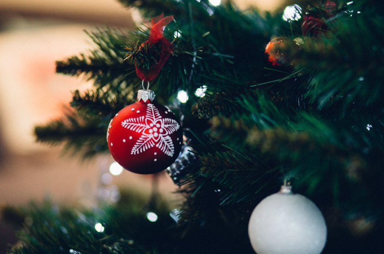 How to Create a Festive Christmas Tree on a Budget